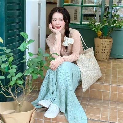 圆肚子女孩